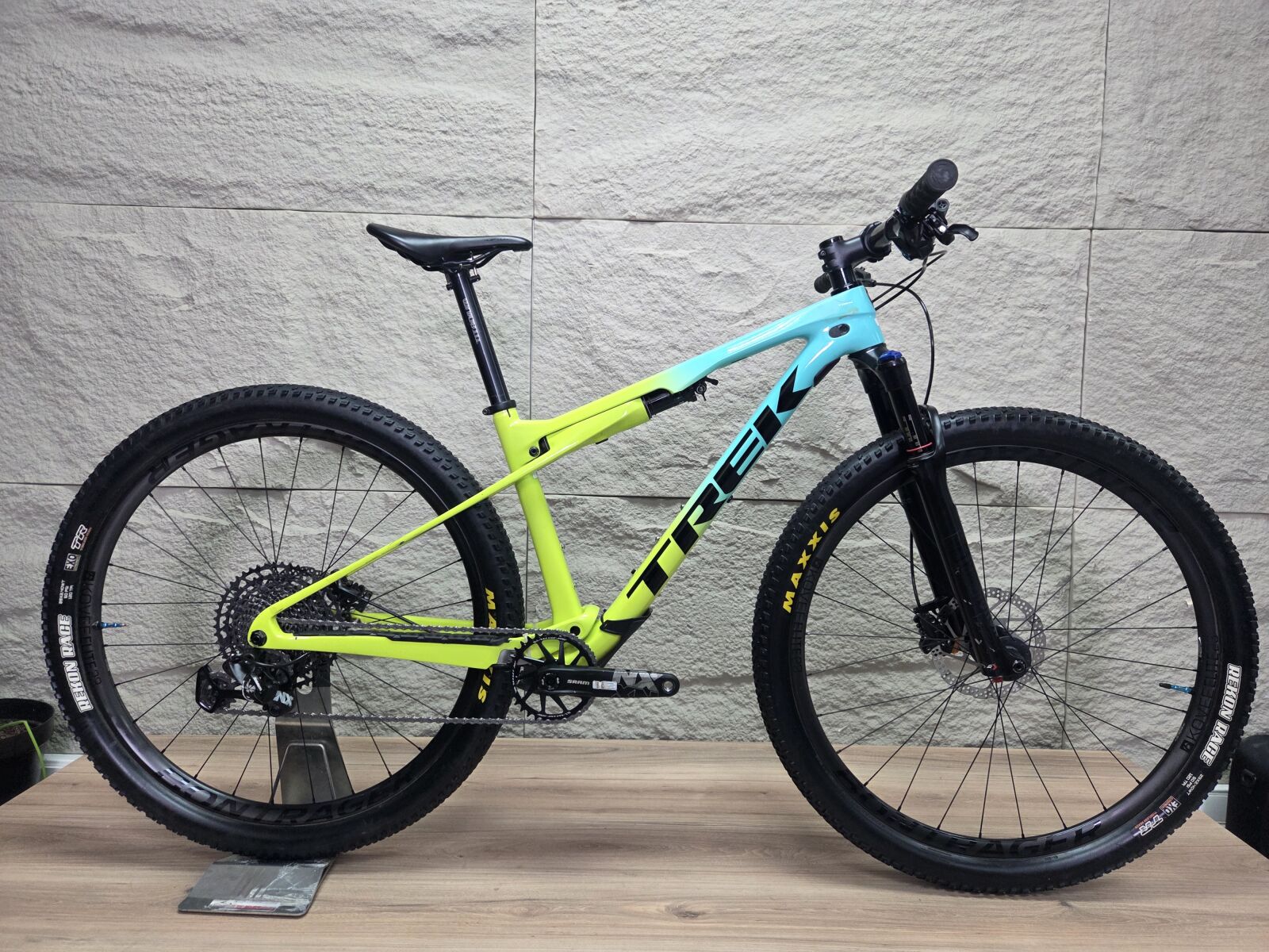 TMGC＋C ブルー Trek Supercaliber 9.7 (M) **CARBON+WHEELS-121SPD** | Dual
