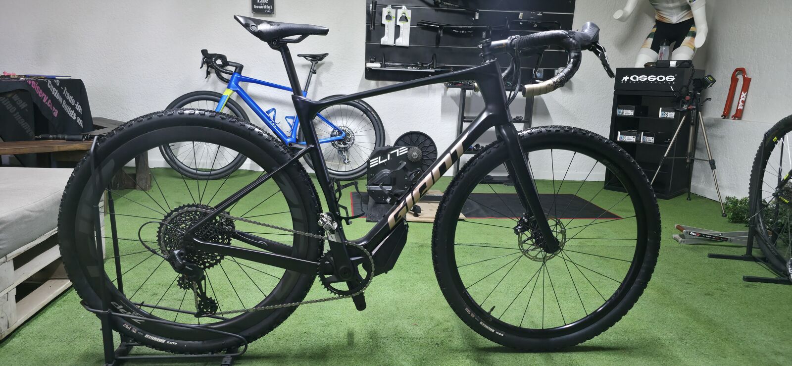 Giant Revolt Advanced | Gravel Bikes | Bike Hub