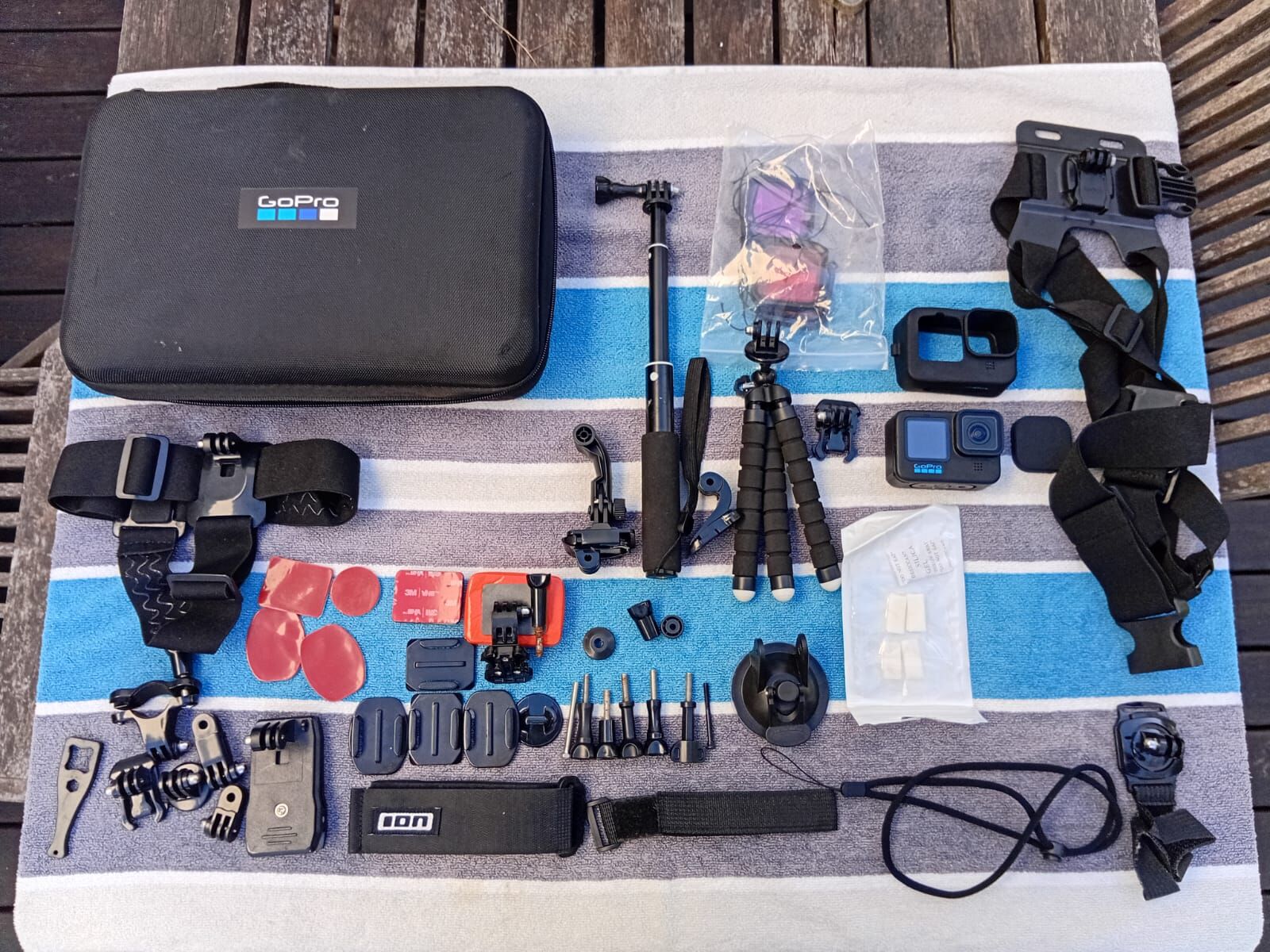 GoPro Hero 10 Black + accessories *CRACKED* | Action Cameras