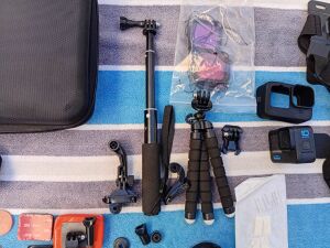 GoPro Hero 10 Black + accessories *CRACKED* | Action Cameras GoPro Hero 10 Black + accessories *CRACKED* | Action Cameras