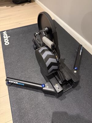 Wahoo KICKR MOVE + Wahoo Mat | Excellent Condition | Indoor