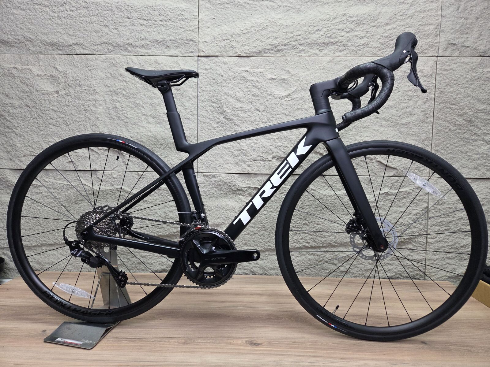 Trek Madone SL5 G8 (XS) **NEW-105-12SPD-CARBON** | Road Bikes