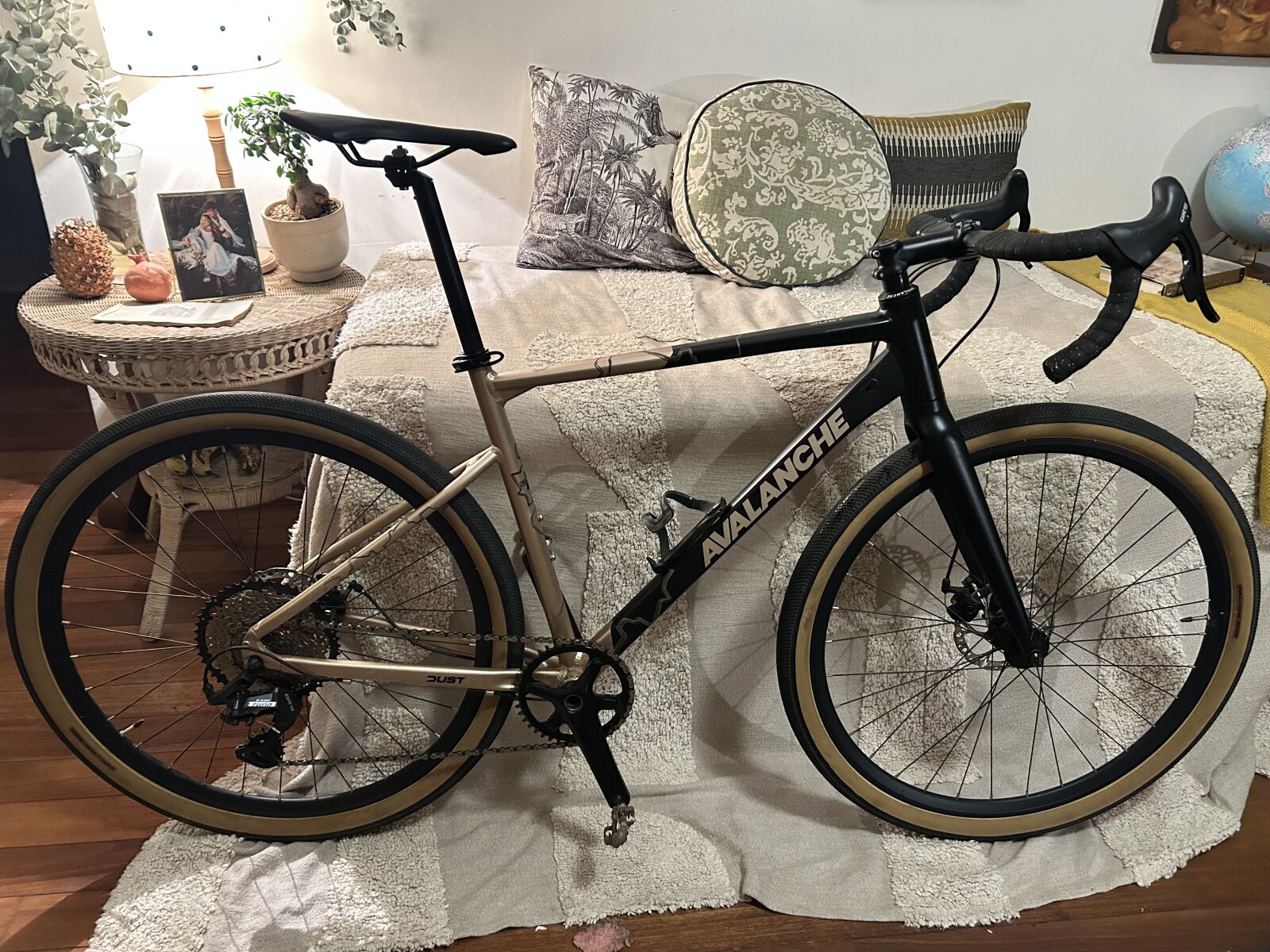 Avalanche Dust 700c Gravel Bike (Large) | Gravel Bikes | Bike Hub