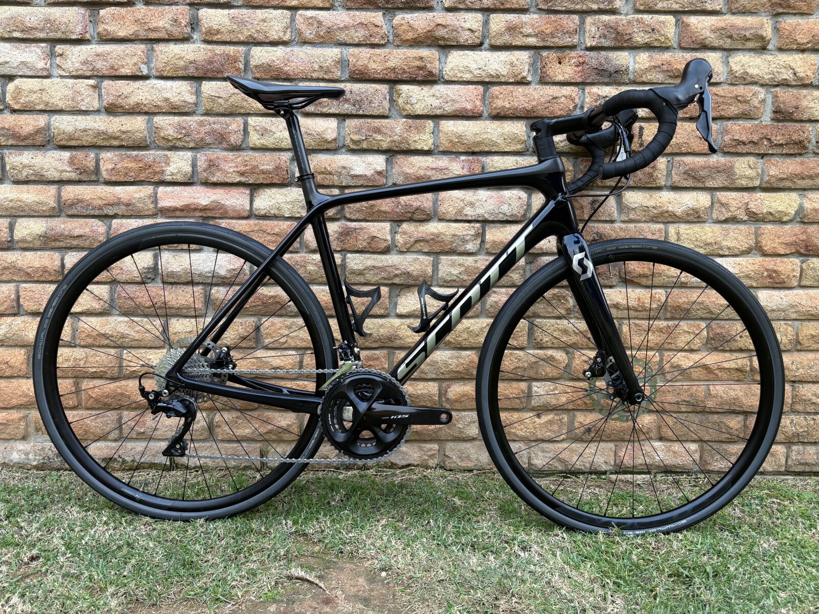 Scott Addict Carbon Fibre Disc Brake Road Bike | Road Bikes | Bike Hub