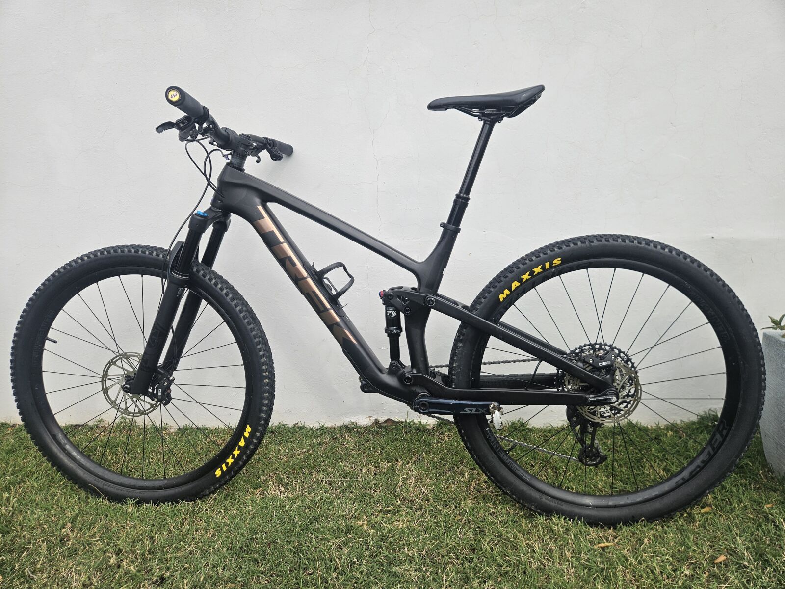 Trek Top Fuel 9.7 Gen3 (L) | Dual Suspension Mountain Bikes | Bike Hub