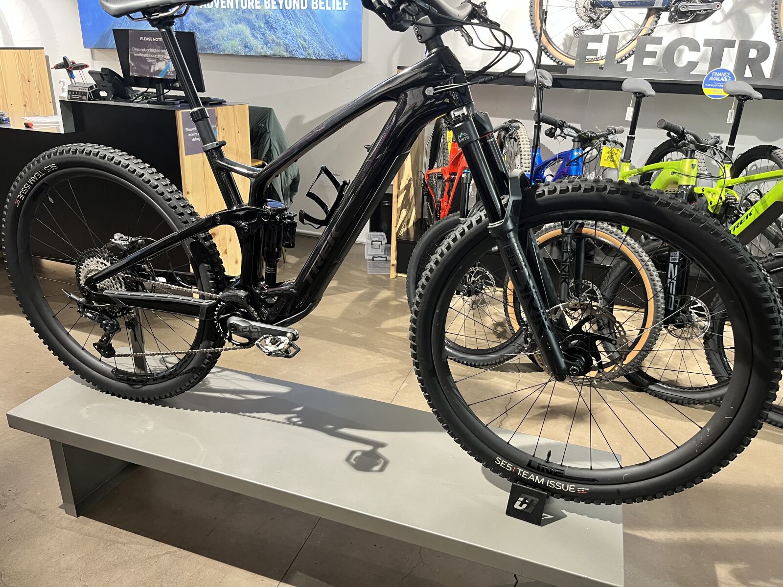エクエル Trek Fuel EXe 9.8 XT 2023 | Dual Suspension Mountain E-Bikes