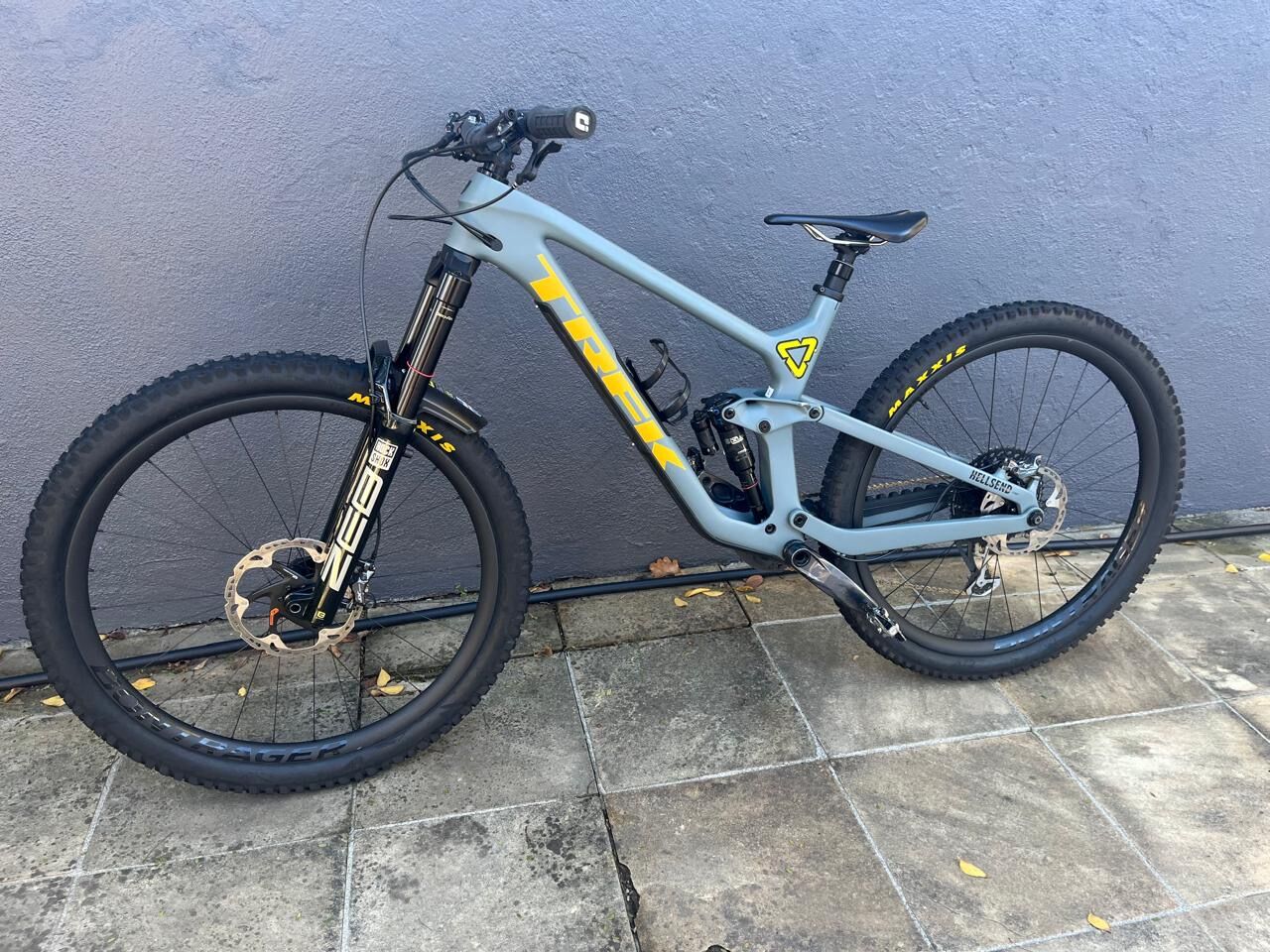 2022 Trek Slash 9.8 | Dual Suspension Mountain Bikes | Bike Hub