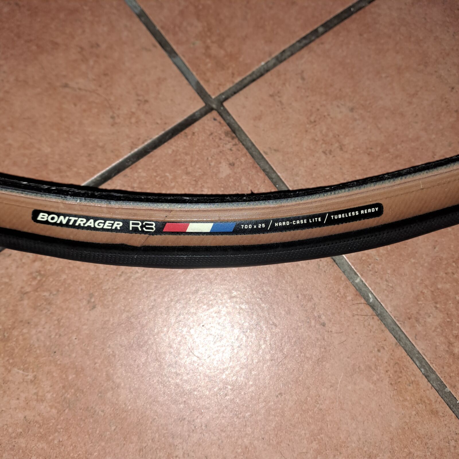 Bontrager R3 25c TLR | Road Bike Tyres | Bike Hub