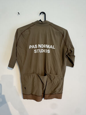 ウェア Pas Normal Studios Essential Jersey S Pas Normal Studios Essential Jersey - Large | Jerseys | Bike Hub