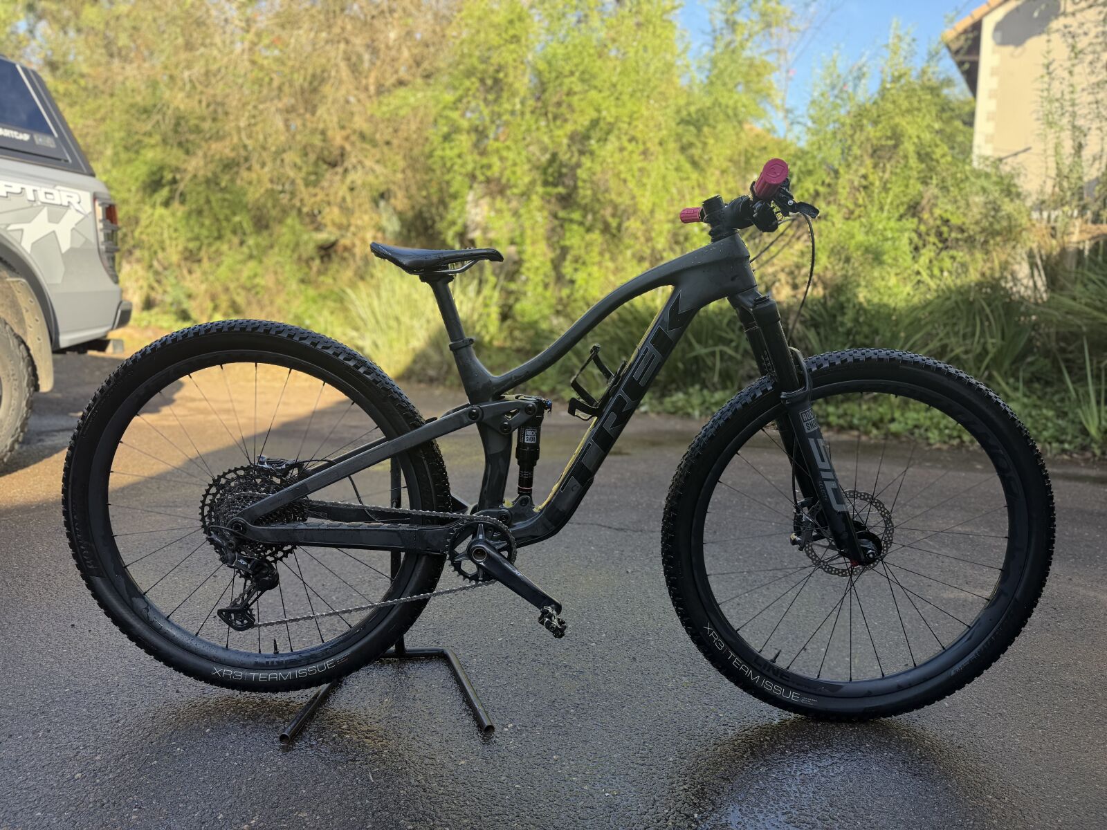 Trek Top Fuel 9.8XT - Matte Raw Carbon + Wheels | Dual Suspension