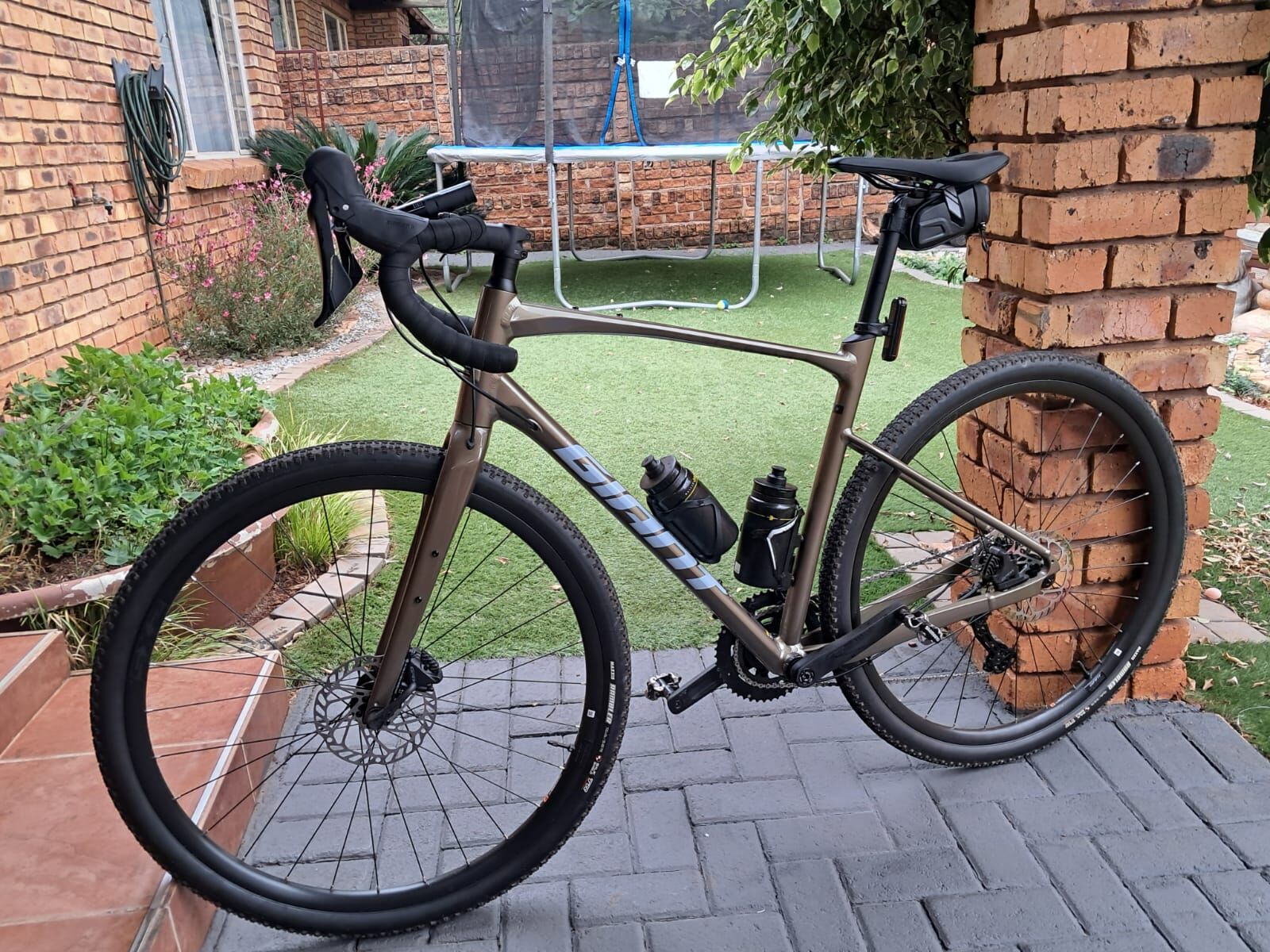 Giant Revolt 0 (2024) Gravel Bike Large | Gravel Bikes | Bike Hub