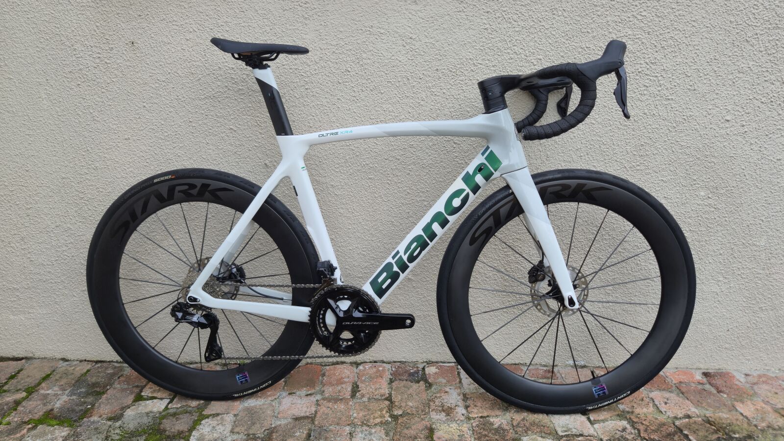 Bianchi Oltre XR4 Frozen White 57cm | Road Bikes | Bike Hub