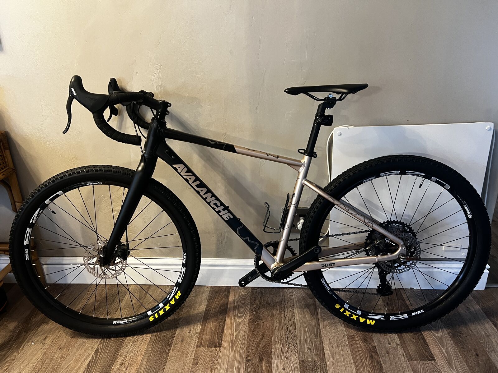 Avalanche Dust Gravel Bike | Gravel Bikes | Bike Hub
