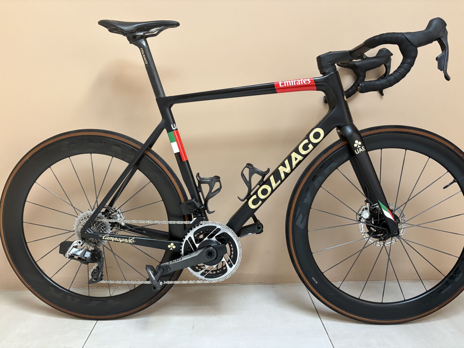 コルナゴ v3rs UAE TEAM Emirates 限定モデル Colnago V3Rs UAE Team | Road Bikes | Bike Hub