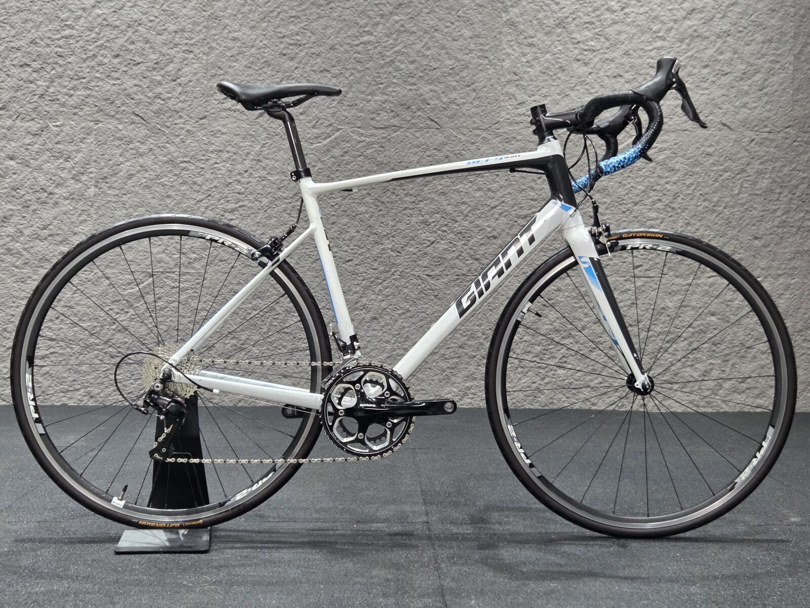 アルフレックス　① Giant Defy Aluxx 1 (ML) **11SPD-105** | Road Bikes | Bike Hub