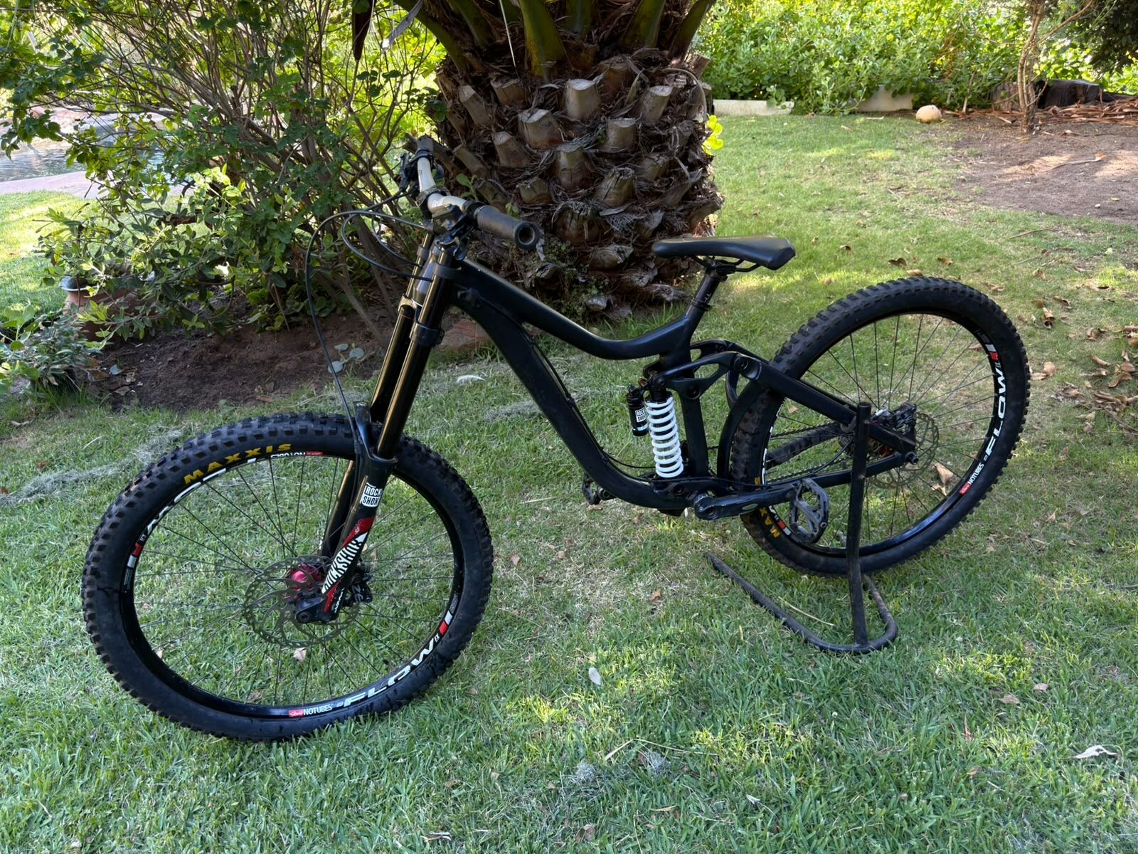 Giant Glory 2016 | Downhill Bikes | Bike Hub