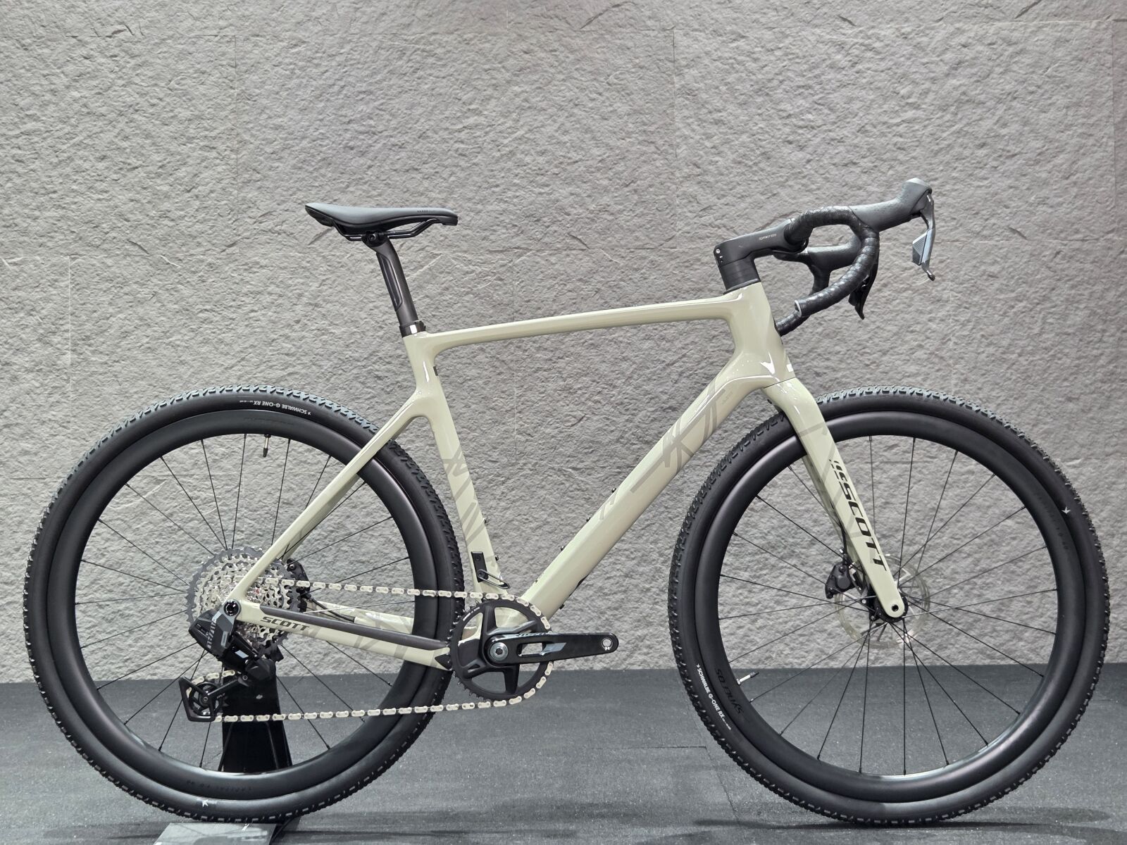 Scott Addict 20 (L) 2026-CRBN+WHEELS-AXS-RIVAL-13S | Gravel Bikes