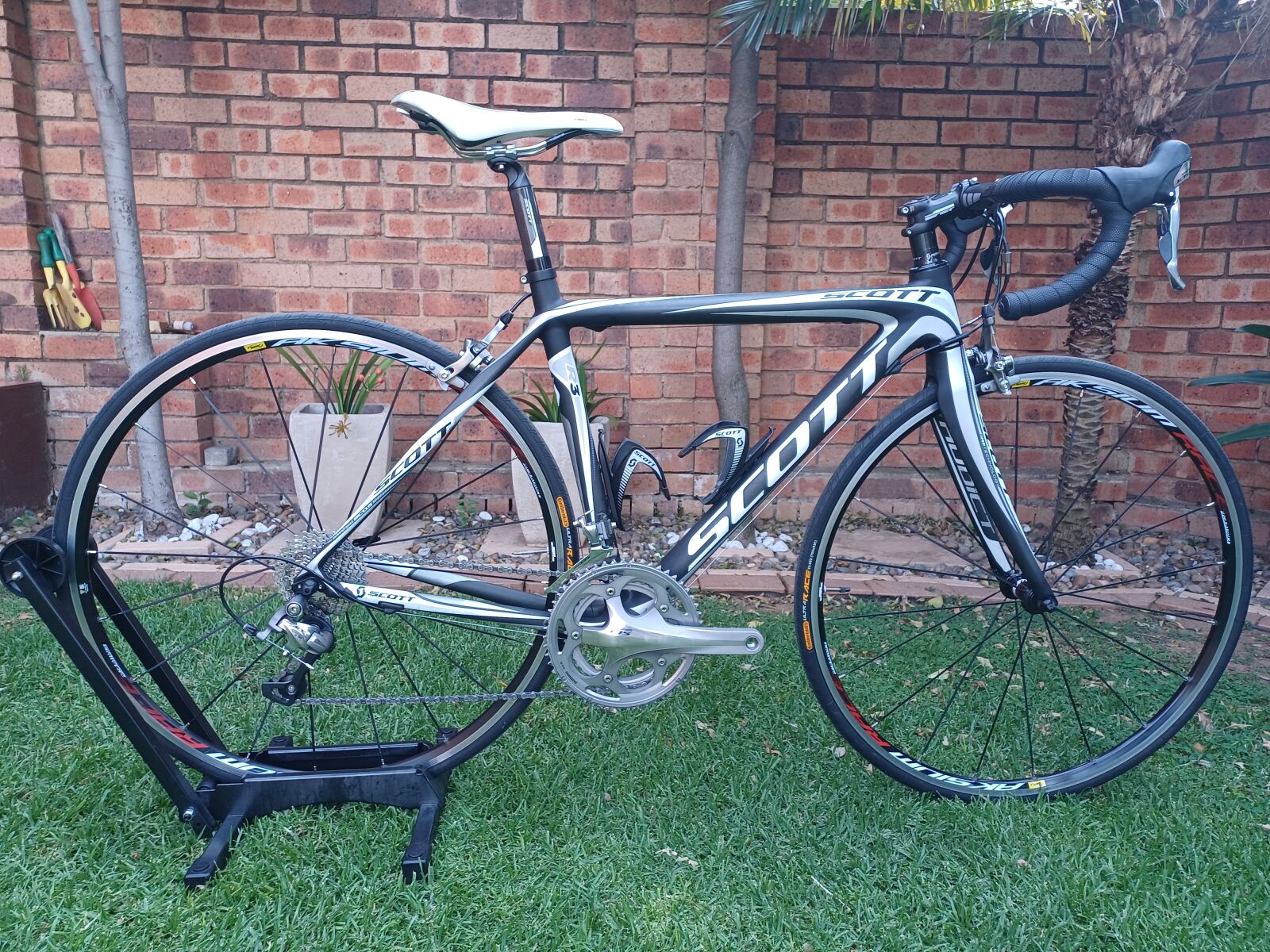 Scott Addict R3 | Road Bikes | Bike Hub